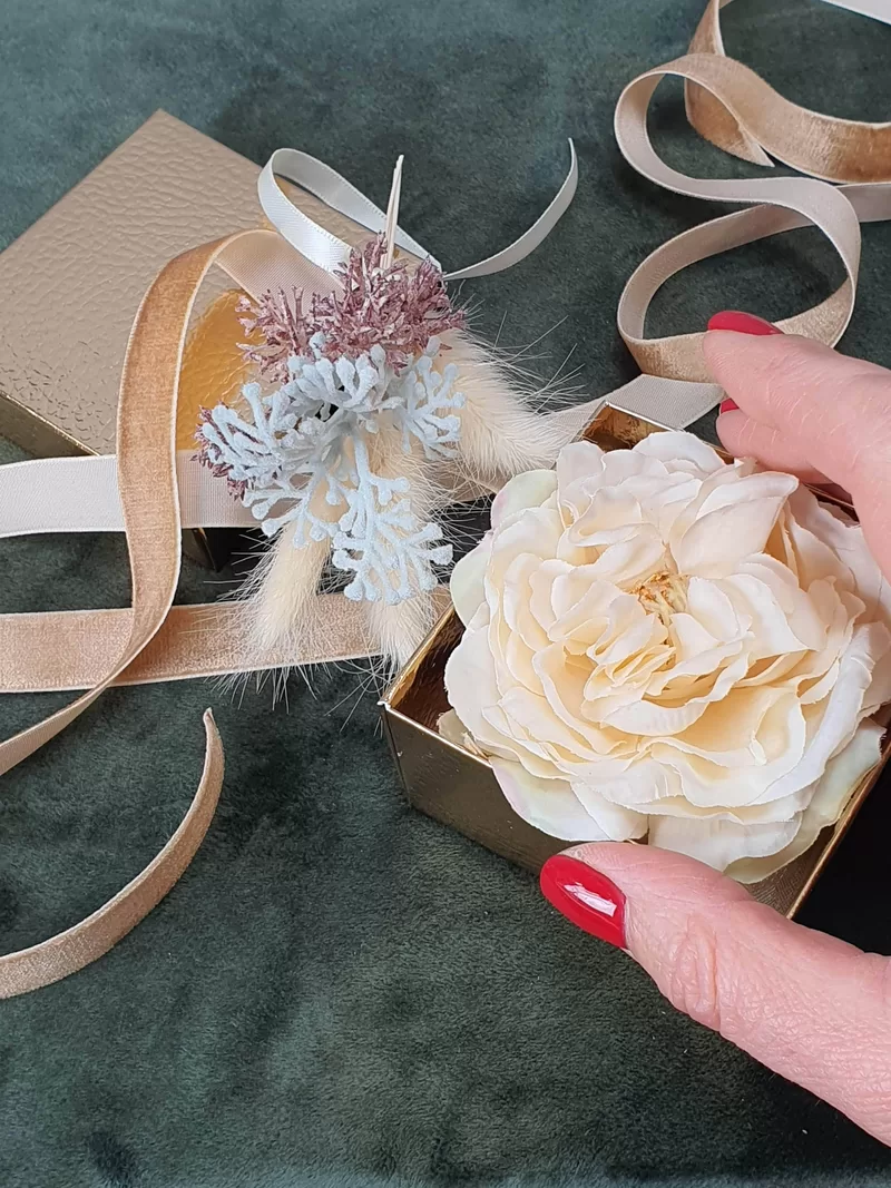 Dāvanu saiņošana ar ziedu dekoru un zelta lentēm