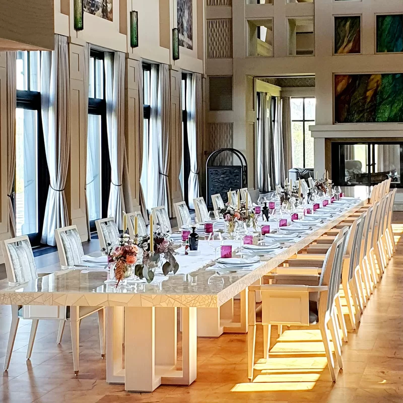 Eleganti noformēts galds svinībām ar ziedu kompozīcijām