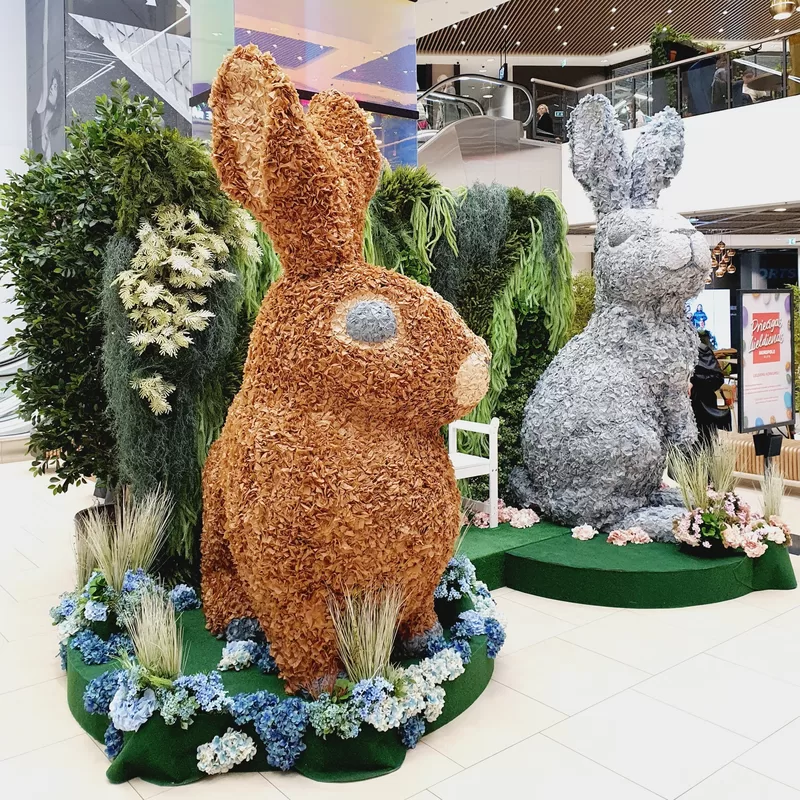 Lieldienu dekori tirdzniecības centrā ar lieliem zaķu objektiem