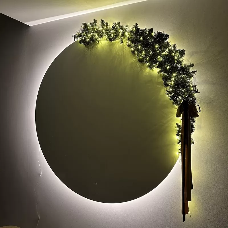 Zaļš sienas dekors tirdzniecības centra interjerā