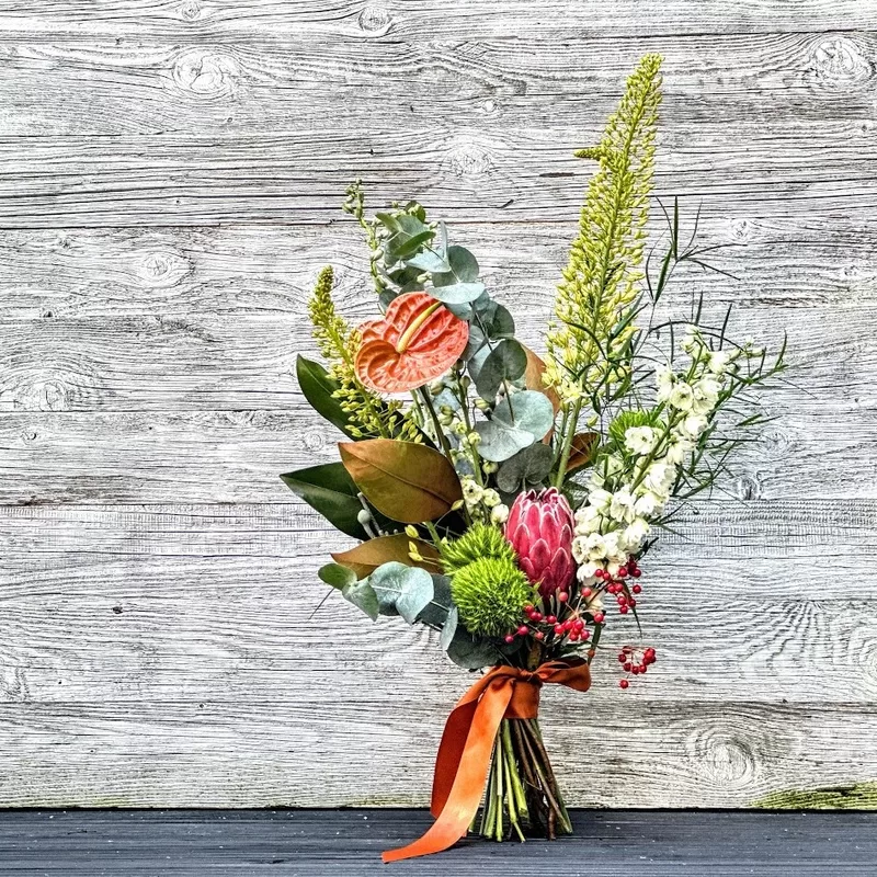 Eksotisks ziedu pušķis ar proteju, antūriju un zaļiem akcentiem