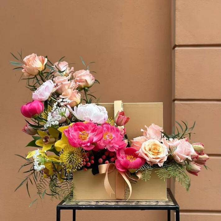 Eleganta ziedu kaste dāvanai ar peonijām, rozēm un sezonāliem ziediem