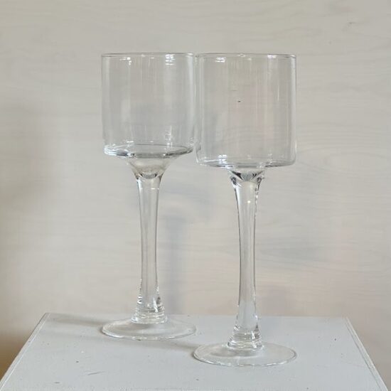 Stikla trauks uz kājas