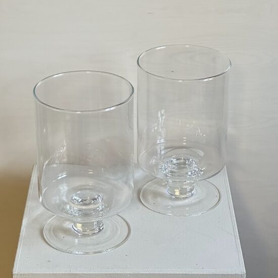 Stikla vāze uz pekas