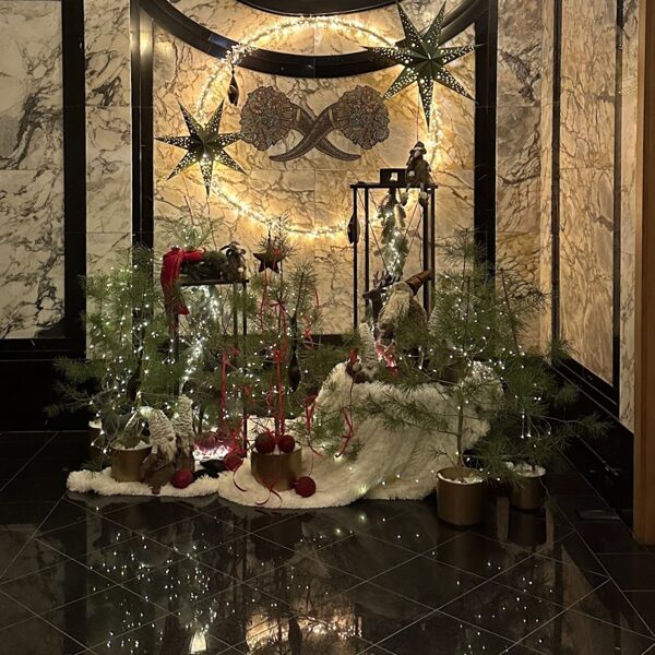 Рождественский декор лестничной клетки