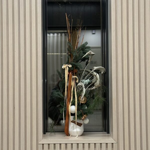 Рождественская композиция в вазе