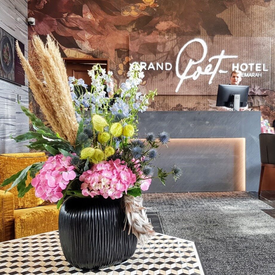 Grand Poet flower arrangement at the reception