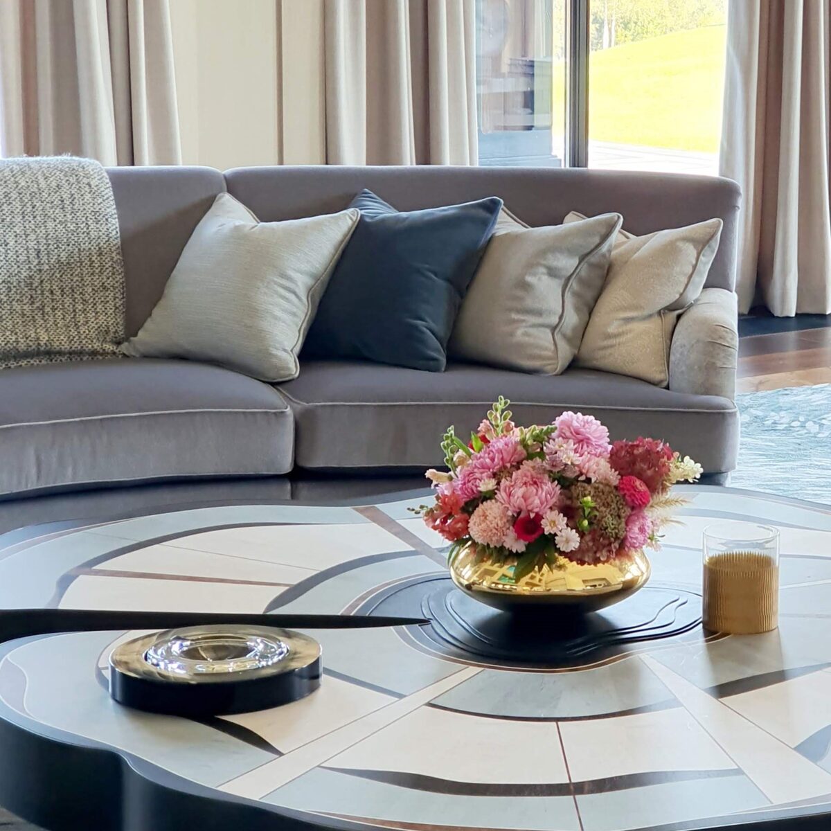 Flower arrangement in the interior