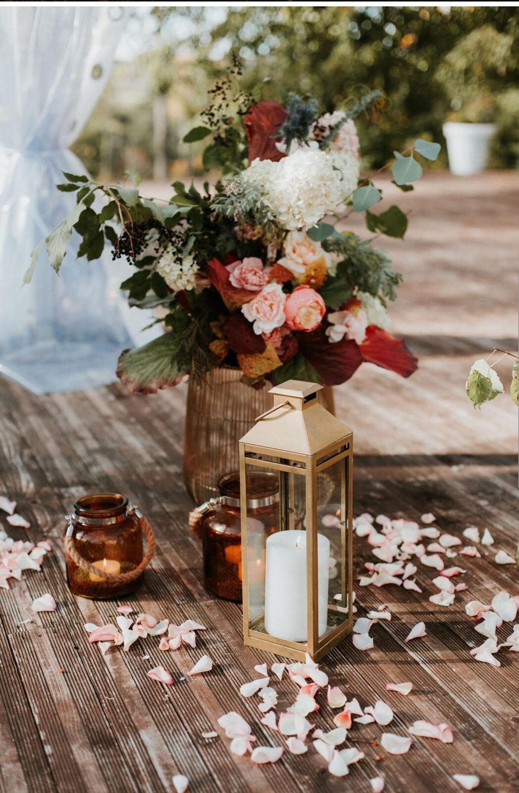 Flower arrangement for a wedding ceremony with CandleUp Farluce candles in a lantern