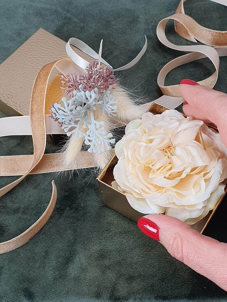 Dāvanu saiņošana ar ziedu dekoru un zelta lentēm