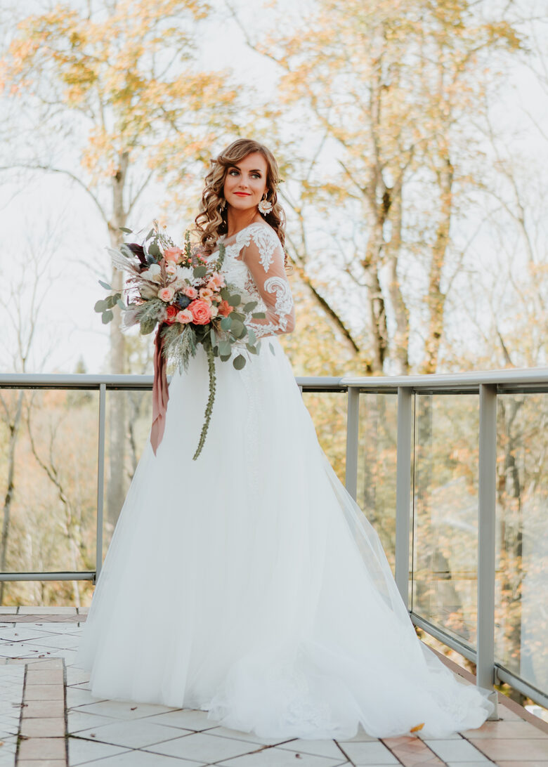 Līgava ar ziedu pušķi elegantā kāzu noformējumā