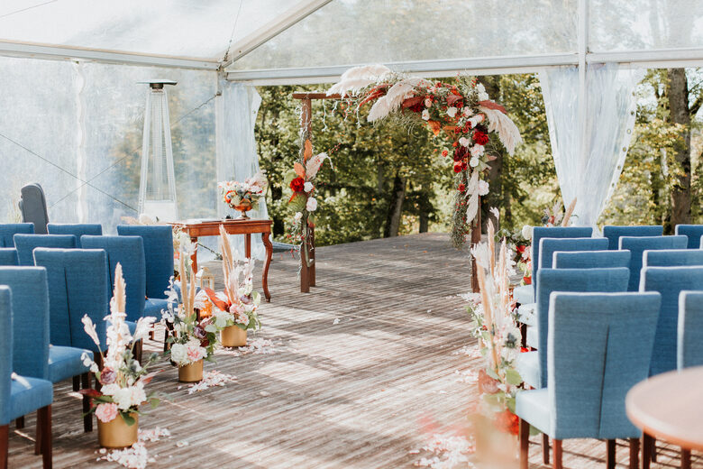 Kāzu ceremonijas vietas noformējums ar ziedu arku