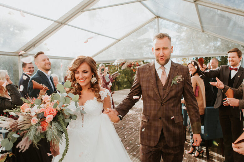 Romantiska kāzu atmosfēra ceremonijas laikā