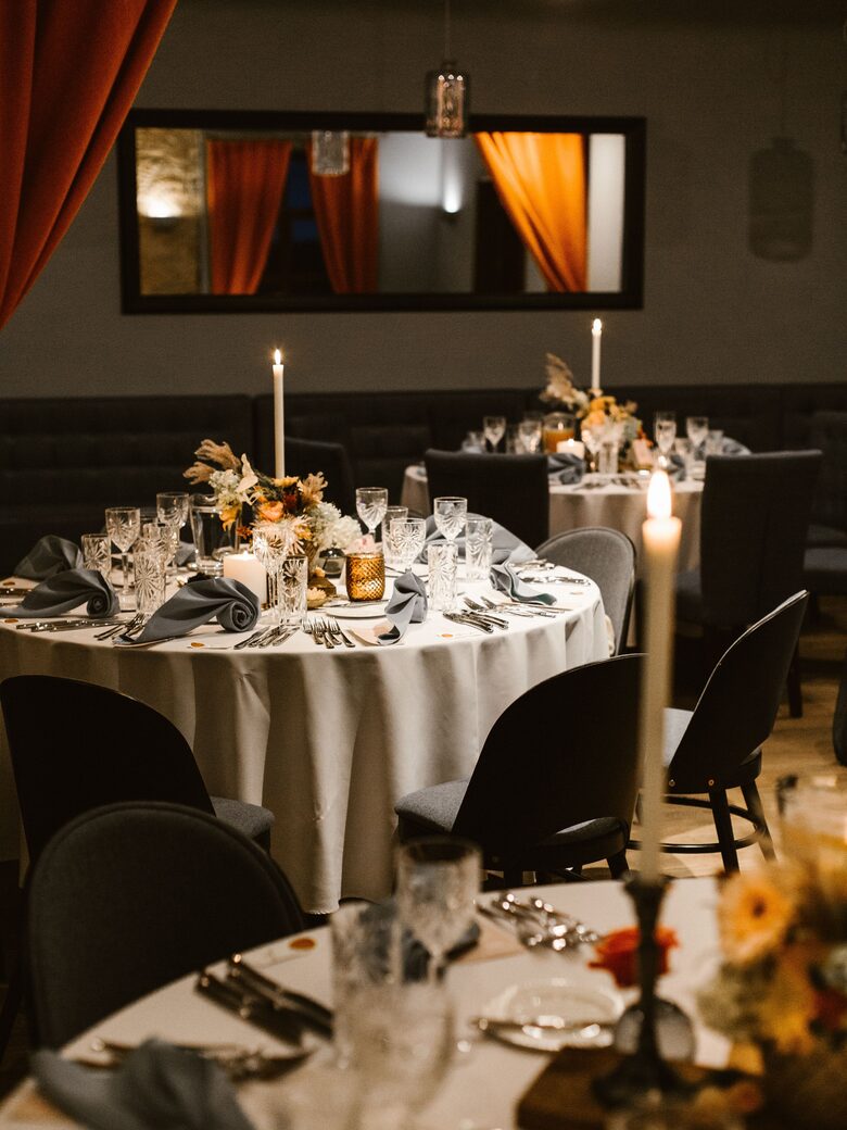 Eleganti galdu dekori un svinību vietas noformējums kāzām