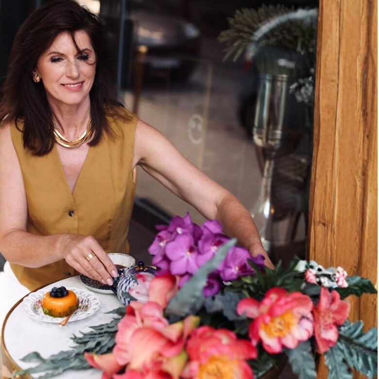 Florist creating a flower arrangement – workshop for a bachelorette party at the Dizaina Parks studio