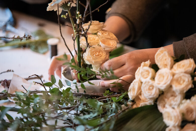 Creating a flower arrangement with roses – a workshop at the Dizaina Parks studio