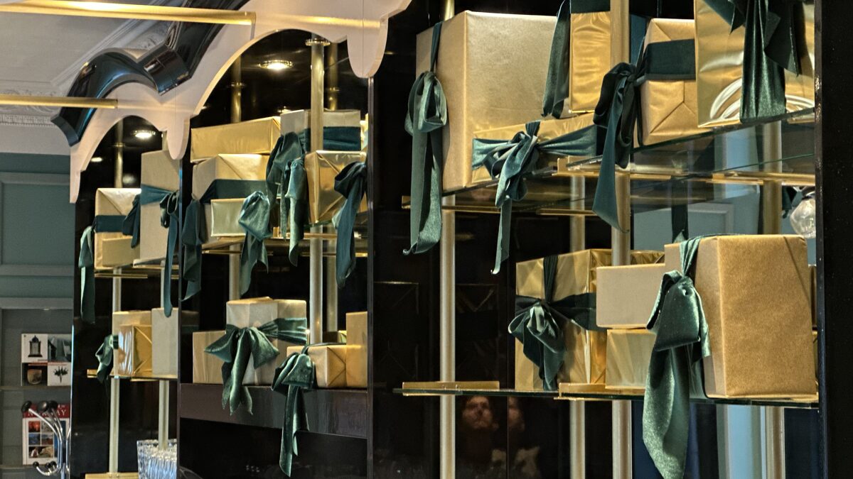 Ziemassvētku dāvanas dekorācijās